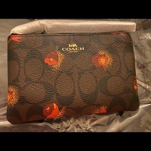 BNWT Coach Signature Poppy Corner Zip Wristlet